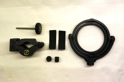 Das Bild zeigt den Lieferumfang des Cup n' Drive. Zu sehen sind der Getränkehalter, die Halterung mit Schraube, zwei selbstklebende Antirutschstreifen und zwei Abdeckkappen für die Schrauben. Alle Teile sind übersichtlich angeordnet.