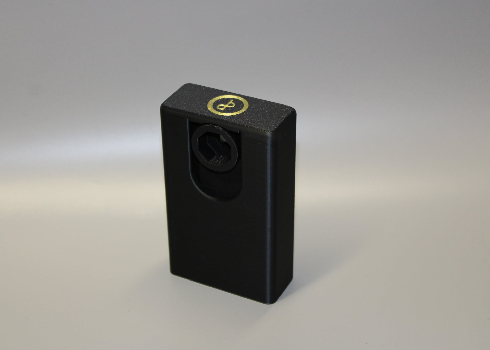 Der Cup n' Drive Outdoor ist zu sehen. Es handelt sich um eine stoßdämpfende Halterung, die als Zubehör für den Cup n' Drive dient. Die Konstruktion sorgt dafür, dass Erschütterungen und Bewegungen ausgeglichen werden, sodass Getränke auch auf unebenem Gelände sicher transportiert werden können.