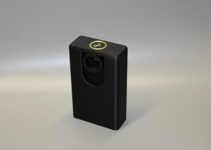 Der Cup n' Drive Outdoor ist zu sehen. Es handelt sich um eine stoßdämpfende Halterung, die als Zubehör für den Cup n' Drive dient. Die Konstruktion sorgt dafür, dass Erschütterungen und Bewegungen ausgeglichen werden, sodass Getränke auch auf unebenem Gelände sicher transportiert werden können.