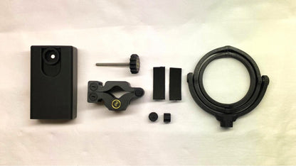 Das Bild zeigt den Lieferumfang des Cup n' Drive und Cup n' Drive Outdoor. Zum Cup n' Drive gehören der Getränkehalter, die Halterung mit Schraube, zwei selbstklebende Antirutschstreifen und zwei Abdeckkappen für die Schrauben und der Cup n' Drive Outdoor